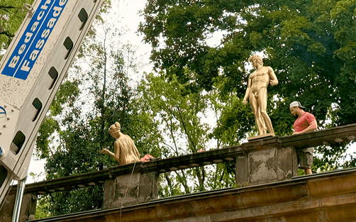 Neue Statuen schmücken Orangerie im Schlosspark
