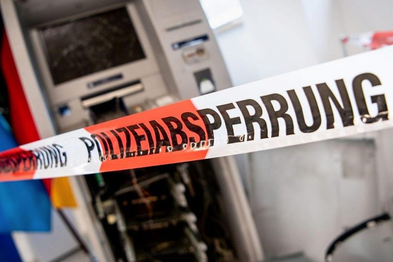 Dreister Coup direkt vor Polizeiwache: Geldautomat in OE gesprengt