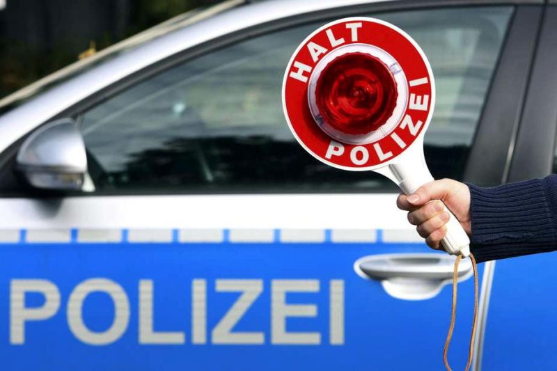 Rollerfahrer flüchtet vor Polizei – Unfall mit Streifenwagen